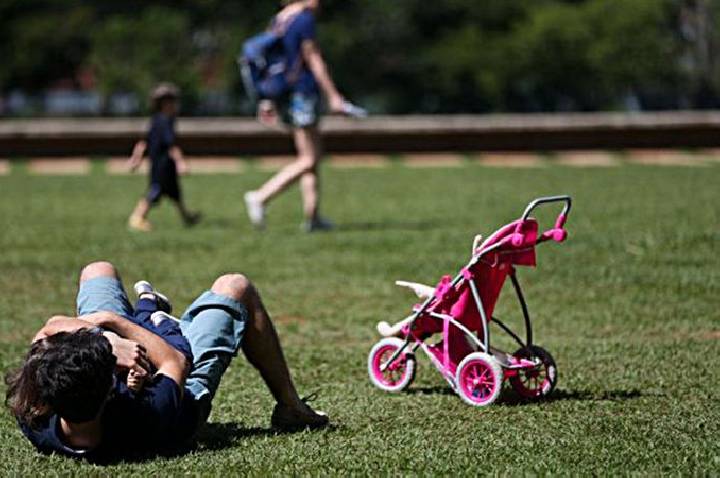 Licença-paternidade é avanço, mas ainda é desigual no cuidado infantil