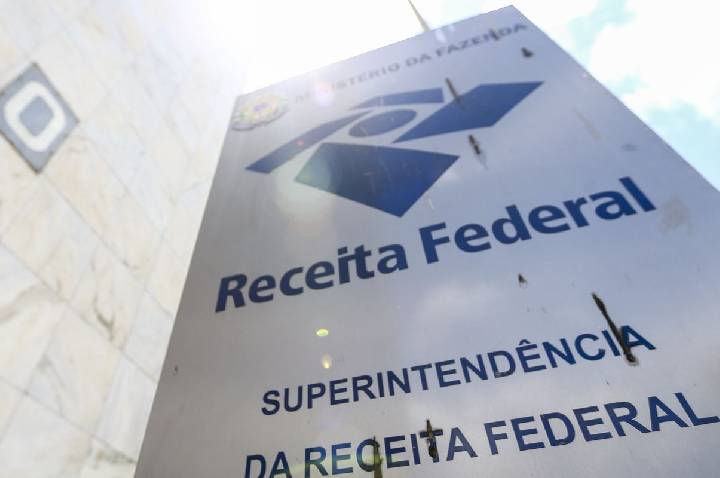 Receita nega aumento de imposto para professores com novo piso