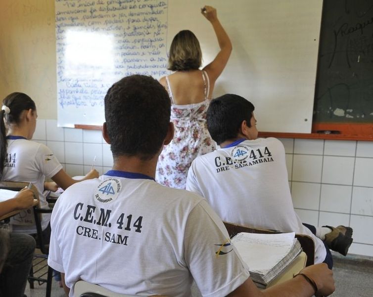 Estudantes do ensino integral têm notas maiores no Enem, diz estudo