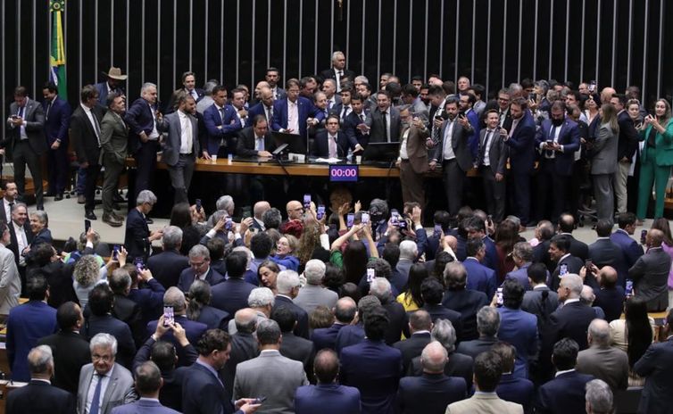 Corregedor da Câmara pede suspensão de 3 deputados envolvidos em motim