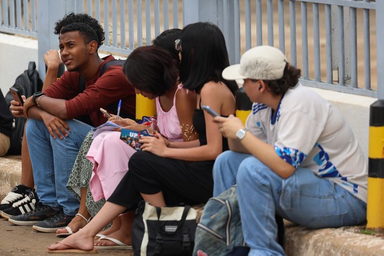 Pesquisa indica mulheres jovens mais progressistas que homens