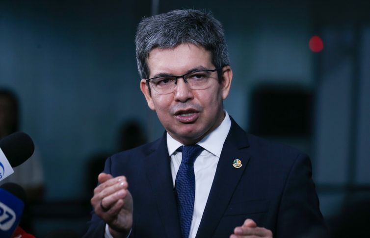 Rotular facções como terroristas não combate crime, diz Randolfe