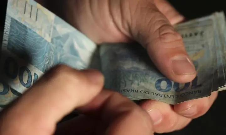 Salário médio do trabalhador amplia recorde e chega a R$ 3.722