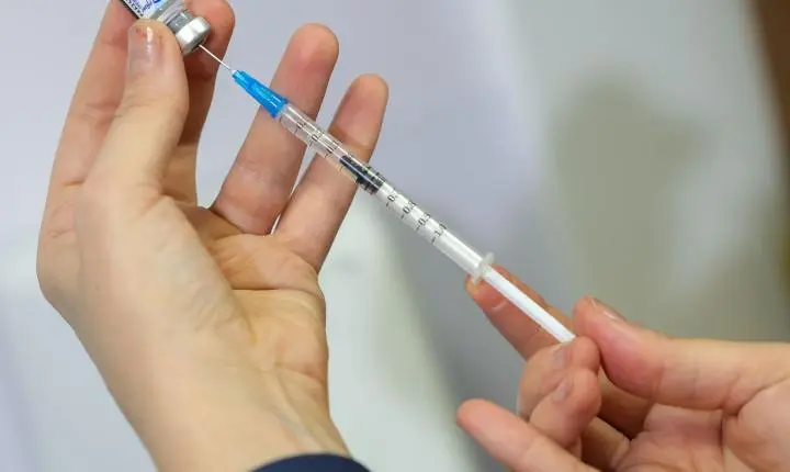 Vacina da gripe não aumenta risco da doença, alerta ministério